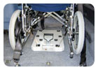 車椅子固定装置　床置きタイプ